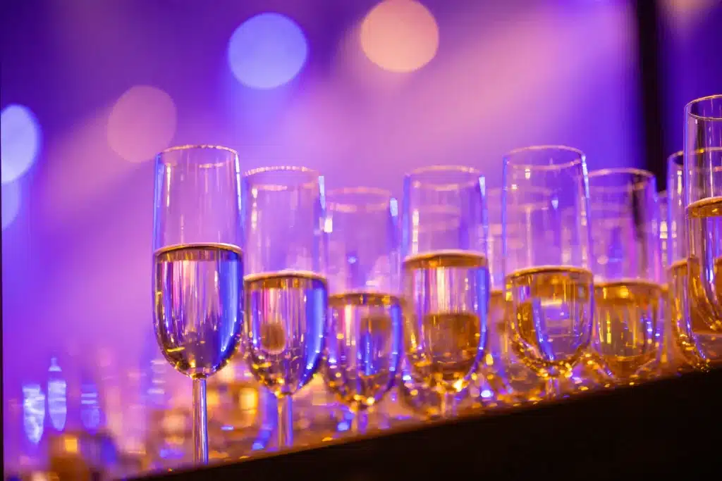 Champagneglazen worden gepresenteerd op buffet