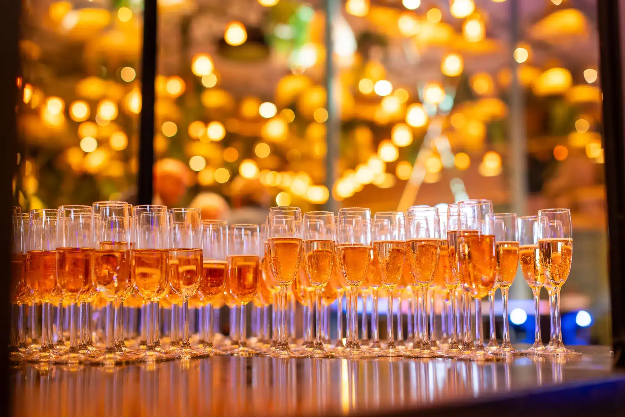 Champagneglazen op een buffet.