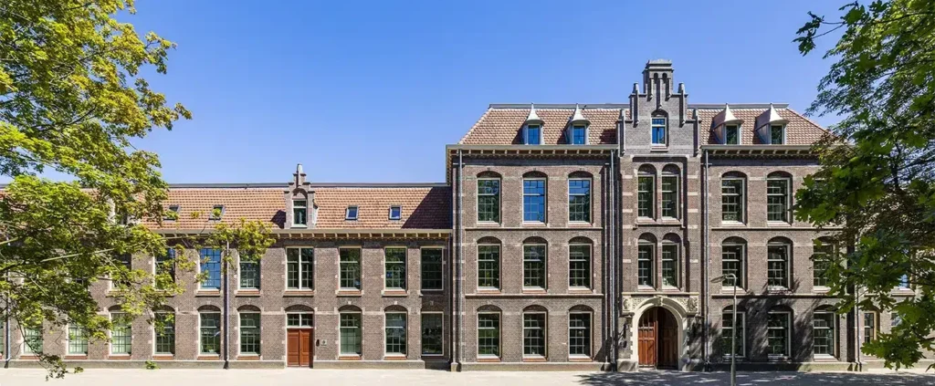 De voorkant van de Mauritskazerne