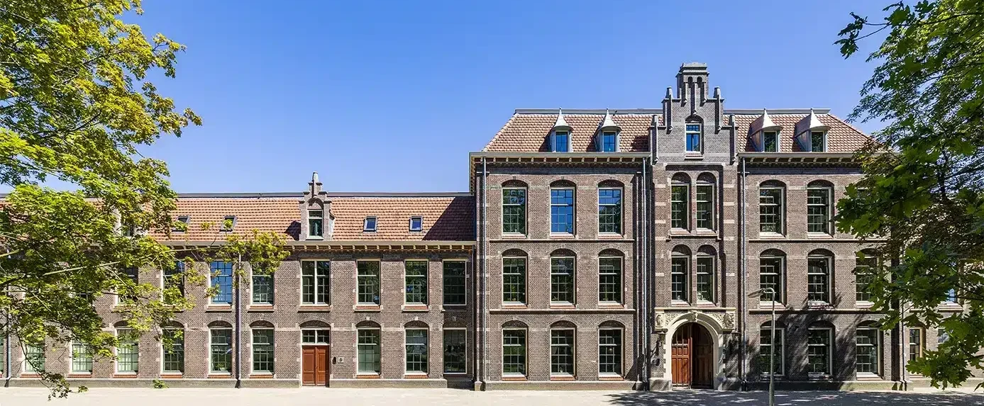 De voorkant van de Mauritskazerne