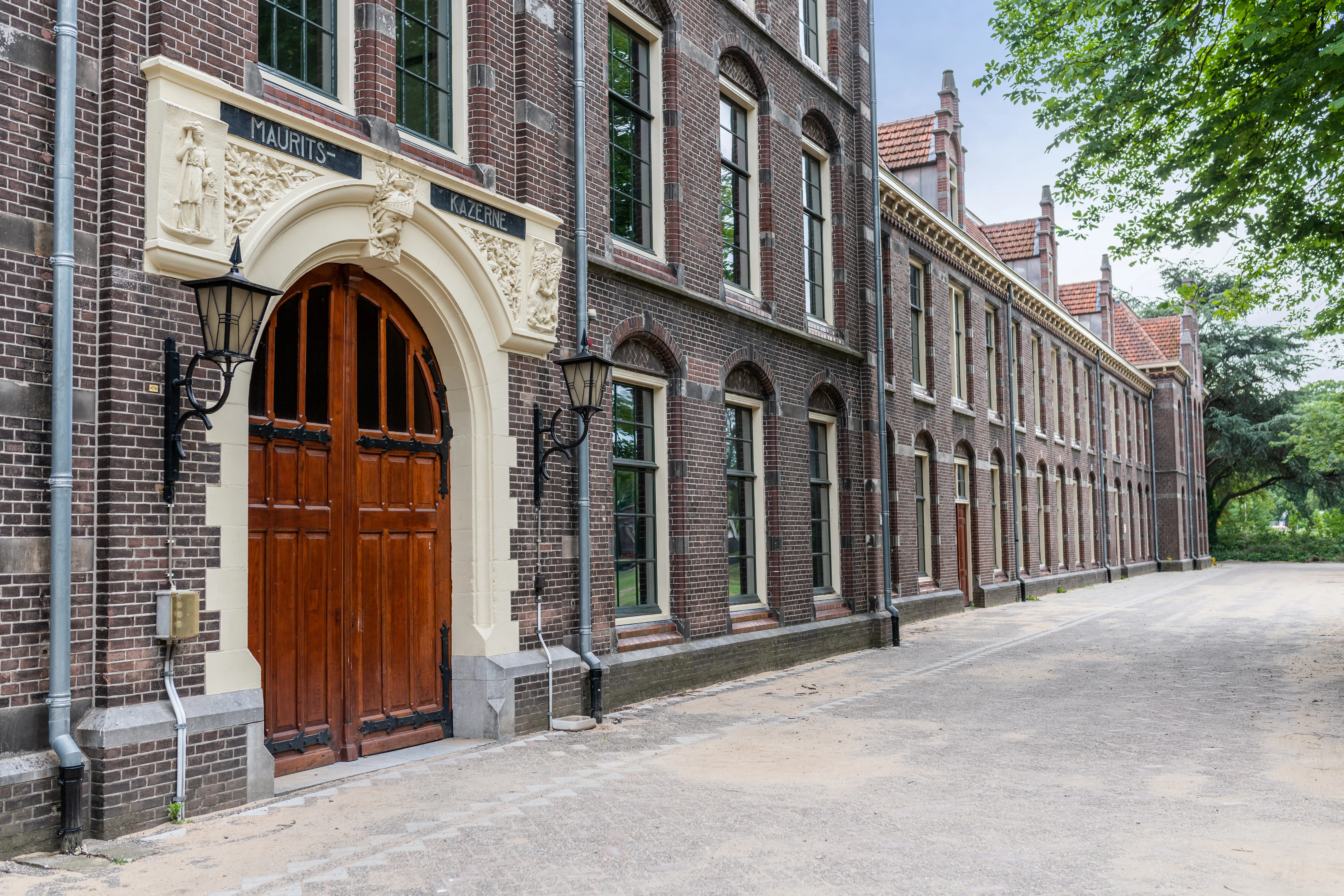 Buitenkant van de Mauritskazerne in Ede, een eventlocatie met rijke geschiedenis