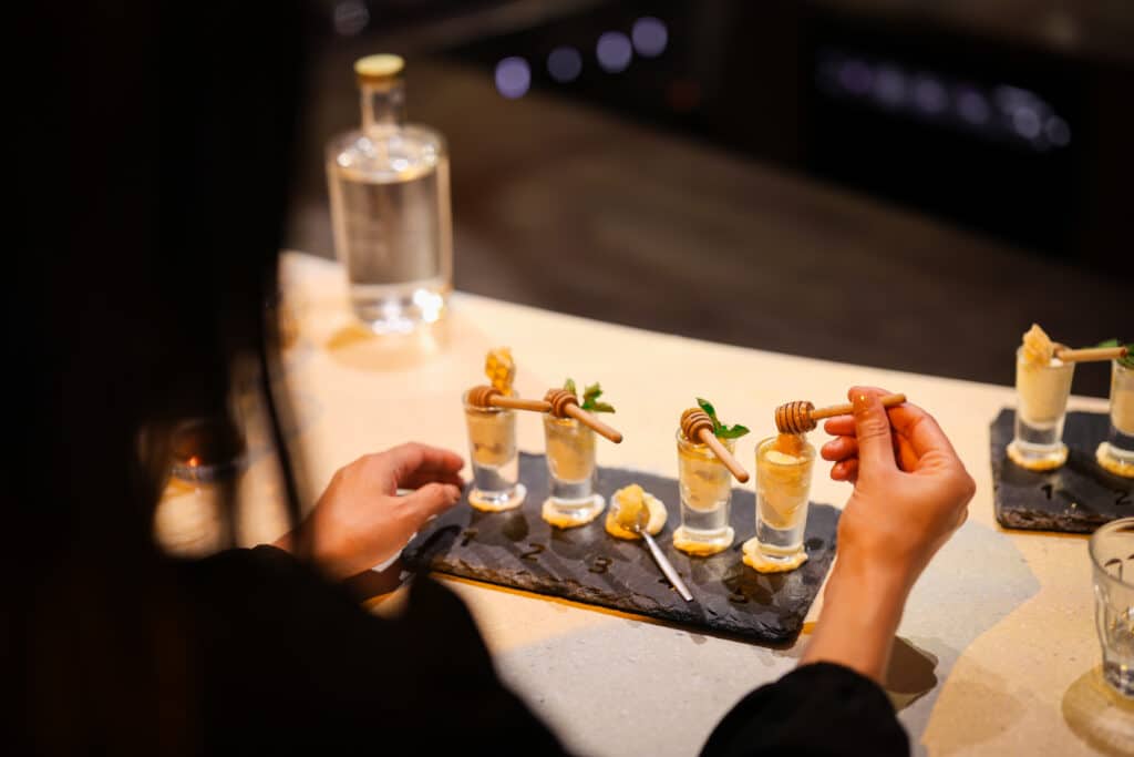 Zakelijke proeverij bij De Mauritskazerne in Ede, ingezet als interactieve activiteit die gesprekken en ontmoeting stimuleert.