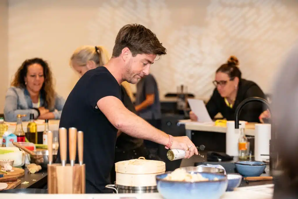 Chef bereidt gerechten tijdens interactieve food experience bij zakelijk event in de Mauritskazerne Ede