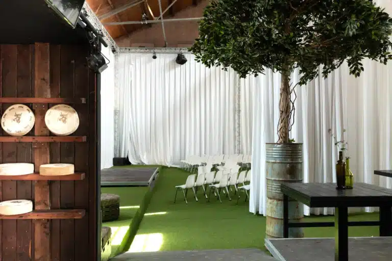 Pleanaire zaalopstelling met stoelen en podium voor zakelijk event in de Mauritskazerne Ede