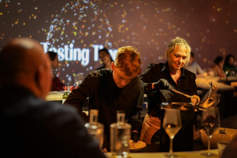 Gasten genieten van een interactieve food experience in De Mauritskazerne met live bereiding en culinaire beleving tijdens een evenement.
