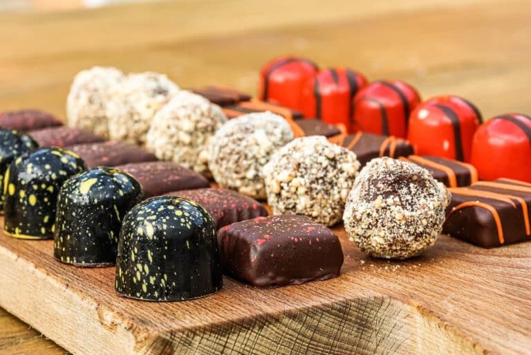 Assortiment luxe chocolade en patisserie geserveerd tijdens een evenement