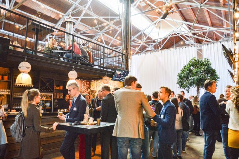 Gasten tijdens een netwerkborrel in de Mauritskazerne in Ede