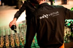 Gasten tijdens een netwerkborrel in een industriële evenementenlocatie